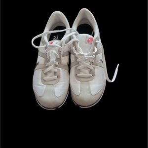 Nike Oceania / WOMENS U.S. 7.5 / Beige White Walking Shoes / 443937-101